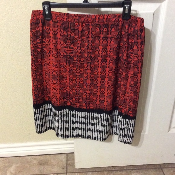 Red patterned skirt - Picture 2 of 8